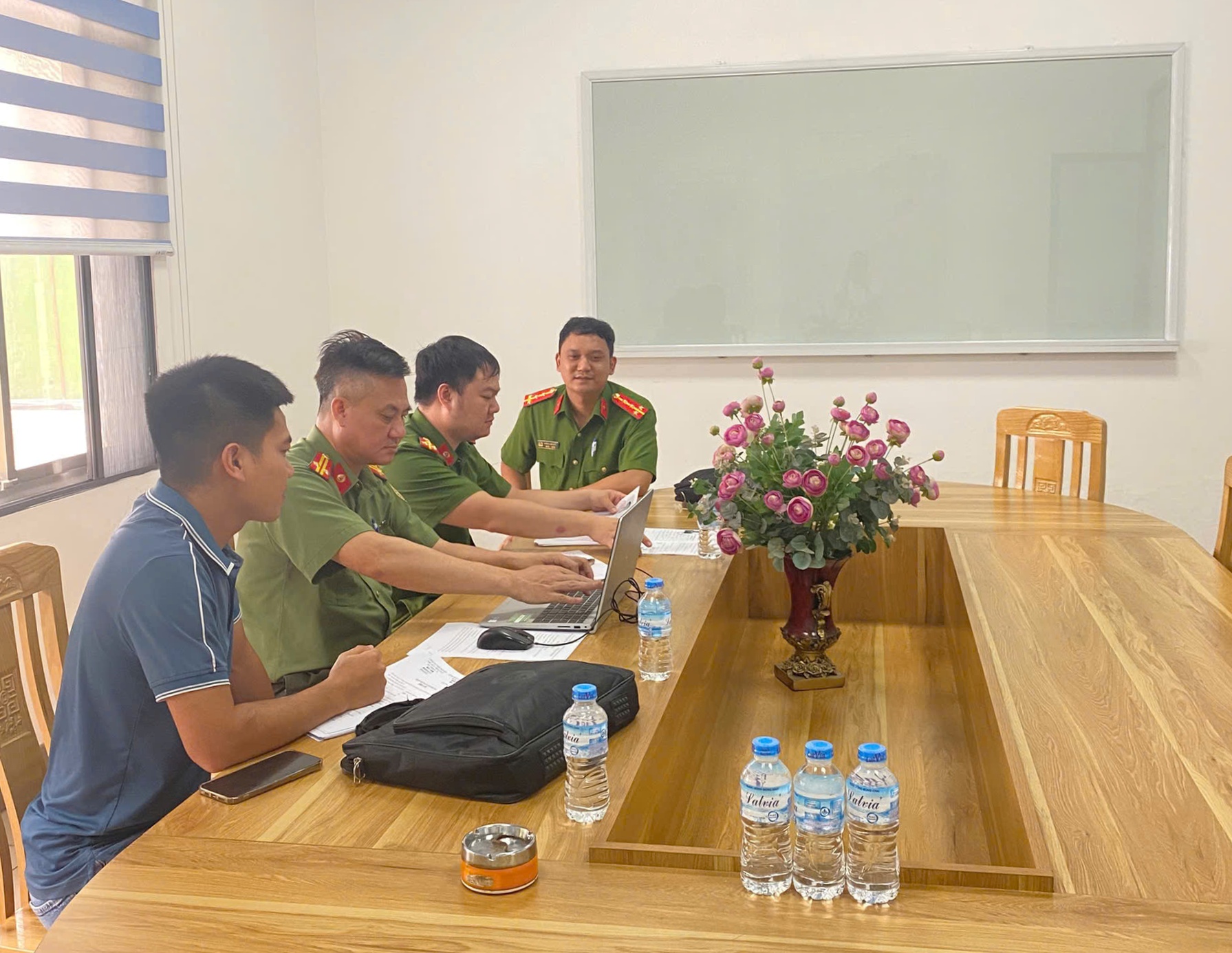 Công an xã Tiên Lãng kiểm tra, rà soát và hướng dẫn các doanh nghiệp sử dụng lao động người nước ngoài